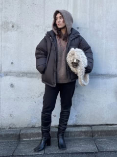 キャプテンサンシャインのダウンジャケット、アールのニット、アンフィルのパンツ、ジェーン スミスのブーツは全て本人私物、バッグ￥15,400（トゥデイフル／Life's）、その他は全て本人私物