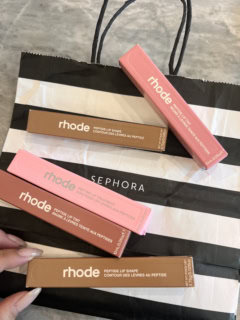 日本へのおみやげはrhoadのリップが定番です。