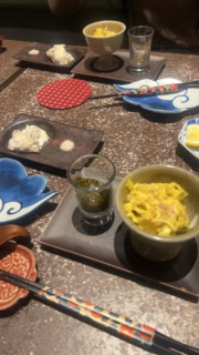 おでんのお店では小鉢がたくさん出てきて感動。小さいサイズでいろいろ頼めるのって最高！