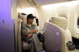 旅好きで知られる岩田剛典さんとニュージーランド航空とのコラボムービー「岩田剛典の気ままに世界旅 in New Zealand」が現在公開中。夜出発の直行便で約10時間半、「ビジネス・プレミア」のシートでぐっすり眠って目が覚めたらそこはオークランド。到着は朝なので、まる一日アクティブに過ごすことができます。