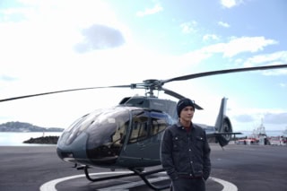 いい男はヘリが似合う！ オークランドからワイヘキ島へはフェリーを利用するのが一般的ですが、今回の旅では往路はヘリコプターにて。他にもムービーでは、ニュージーランドの見どころと同時にかっこいい岩田さんの姿も満喫できます。