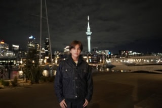 今回掲載している岩田さんのポートレートは、全てニュージーランドのオークランドとワイヘキ島で撮影されたもの。ニュージーランドでのカットは本アルバム『SPACE COWBOY』のMATE限定盤、及び初回限定盤各種の特典としても使用されていますが、オトナミューズウェブではその中から未公開のカットを厳選して独占公開。自由なマインドで旅を楽しむ岩田さんの表情にご注目を！ 【NZメモ】オークランドのベイエリアでチルアウト中の岩田さん。岩田さんが訪れたオークランドは、ニュージーランドの北島に位置する最大の都市。「帆の街」という愛称を持ち、ハーバーには美しいボートやヨットが並びます。夜景も素敵！