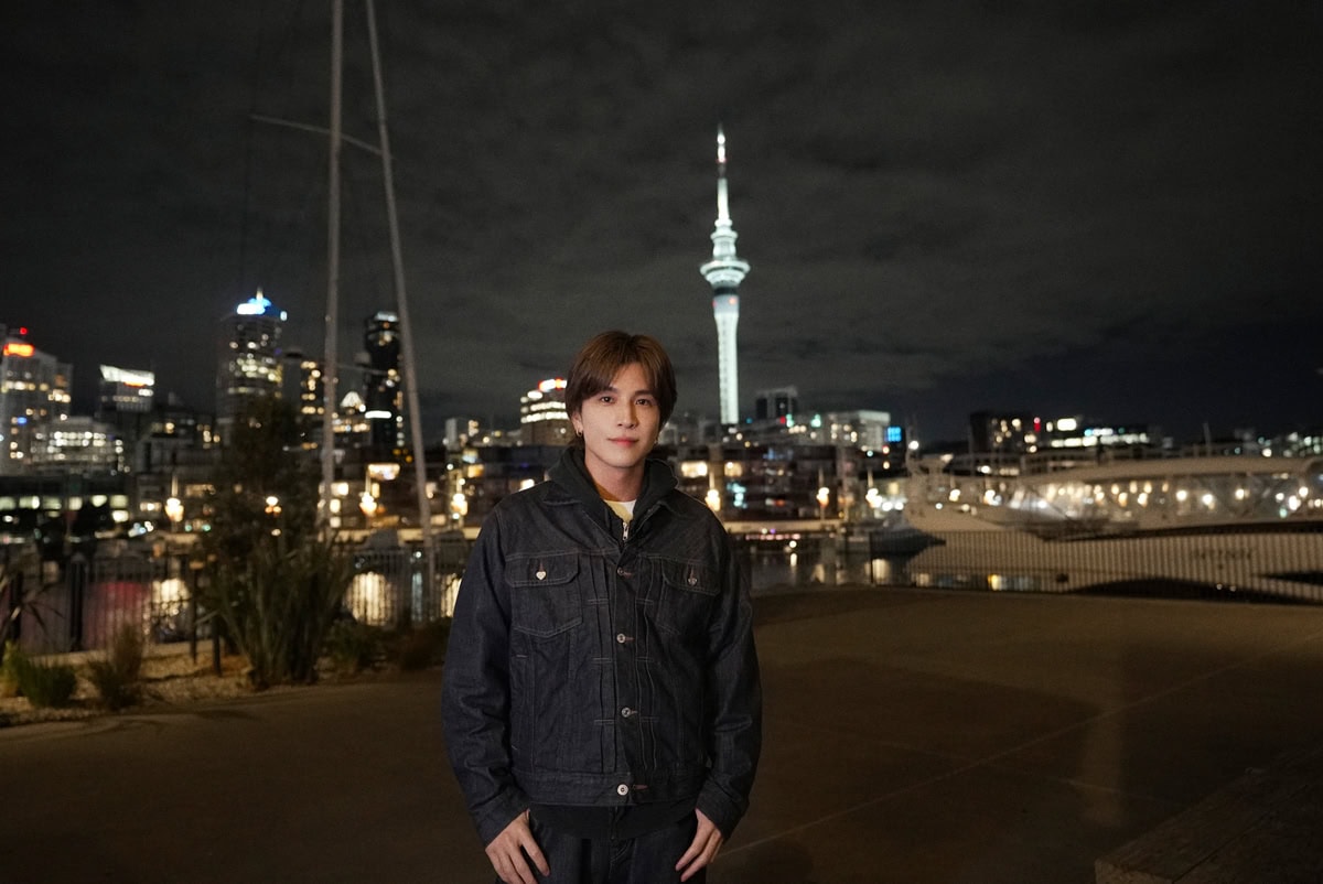 今回掲載している岩田さんのポートレートは、全てニュージーランドのオークランドとワイヘキ島で撮影されたもの。ニュージーランドでのカットは本アルバム『SPACE COWBOY』のMATE限定盤、及び初回限定盤各種の特典としても使用されていますが、オトナミューズウェブではその中から未公開のカットを厳選して独占公開。自由なマインドで旅を楽しむ岩田さんの表情にご注目を！ 【NZメモ】オークランドのベイエリアでチルアウト中の岩田さん。岩田さんが訪れたオークランドは、ニュージーランドの北島に位置する最大の都市。「帆の街」という愛称を持ち、ハーバーには美しいボートやヨットが並びます。夜景も素敵！