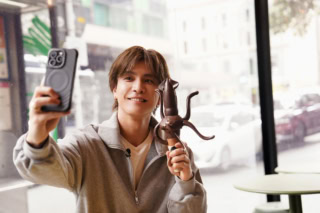 【NZメモ】イカやコウモリなど、パンチのきいたモチーフで人気のアイスクリームショップ「Giapo」。岩田さんが食べているこちらのアイス、実は抹茶味なんです。見た目は若干グロいですが、お味は最高とのこと。