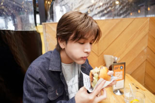 【NZメモ】「BURGER BURGER」にて、ボリュームたっぷりのKiwi Classic Burgerをガブリ。ニュージーランド産の牛肉100％のパティとたっぷりの野菜にトマトソース、チェダーチーズがオン。「肉肉しい！」by岩田さん。