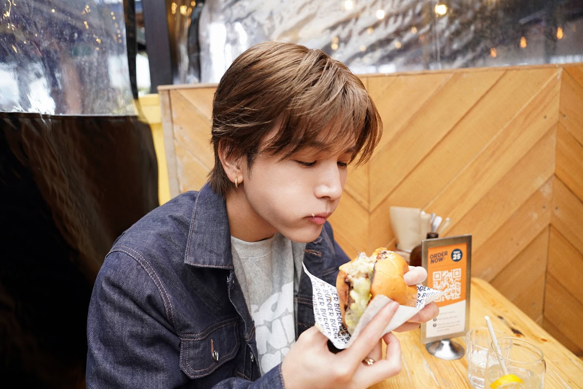 【NZメモ】「BURGER BURGER」にて、ボリュームたっぷりのKiwi Classic Burgerをガブリ。ニュージーランド産の牛肉100%のパティとたっぷりの野菜にトマトソース、チェダーチーズがオン。「肉肉しい!」by岩田さん。