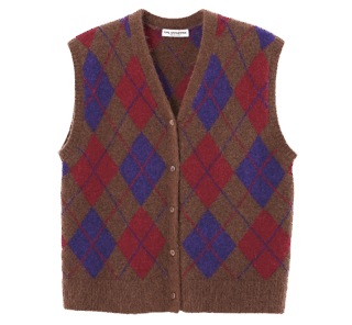 「シャツにはもちろんTシャツにレイヤードしても可愛いニットベスト。色みもおしゃれ」。アーガイルニットベスト¥31,900(ザ・シンゾーン/シンゾーン ルミネ新宿店)