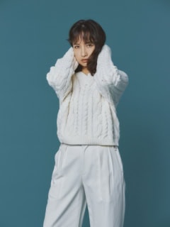 ケーブルニット¥42,900(セオリー/リンク・セオリー・ジャパン)、パンツ¥36,300(タンジェント/ザ・エディット ストア)