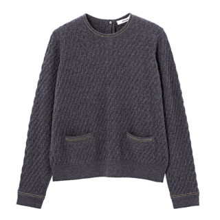 「同じデザインの半袖ニットもあって、ツインニットで着用しても可愛いですよ!」。グレーニット¥50,600(エブール/リトルリーグ インク)