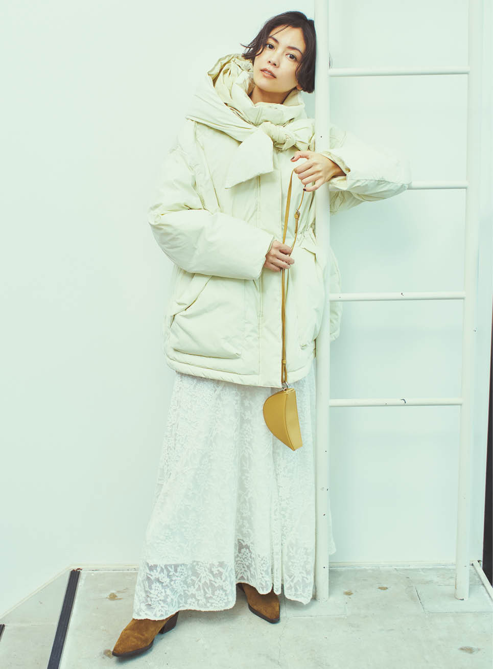 ミドルダウンコート¥39,600、レーススカート¥19,800（共にメゾンスペシャル／メゾンスペシャル 青山店）、ブーツ¥22,000（ル タロン／ル タロン有楽町マルイ店）、バッグチャーム¥18,700（パフト／アダム エ ロペ）