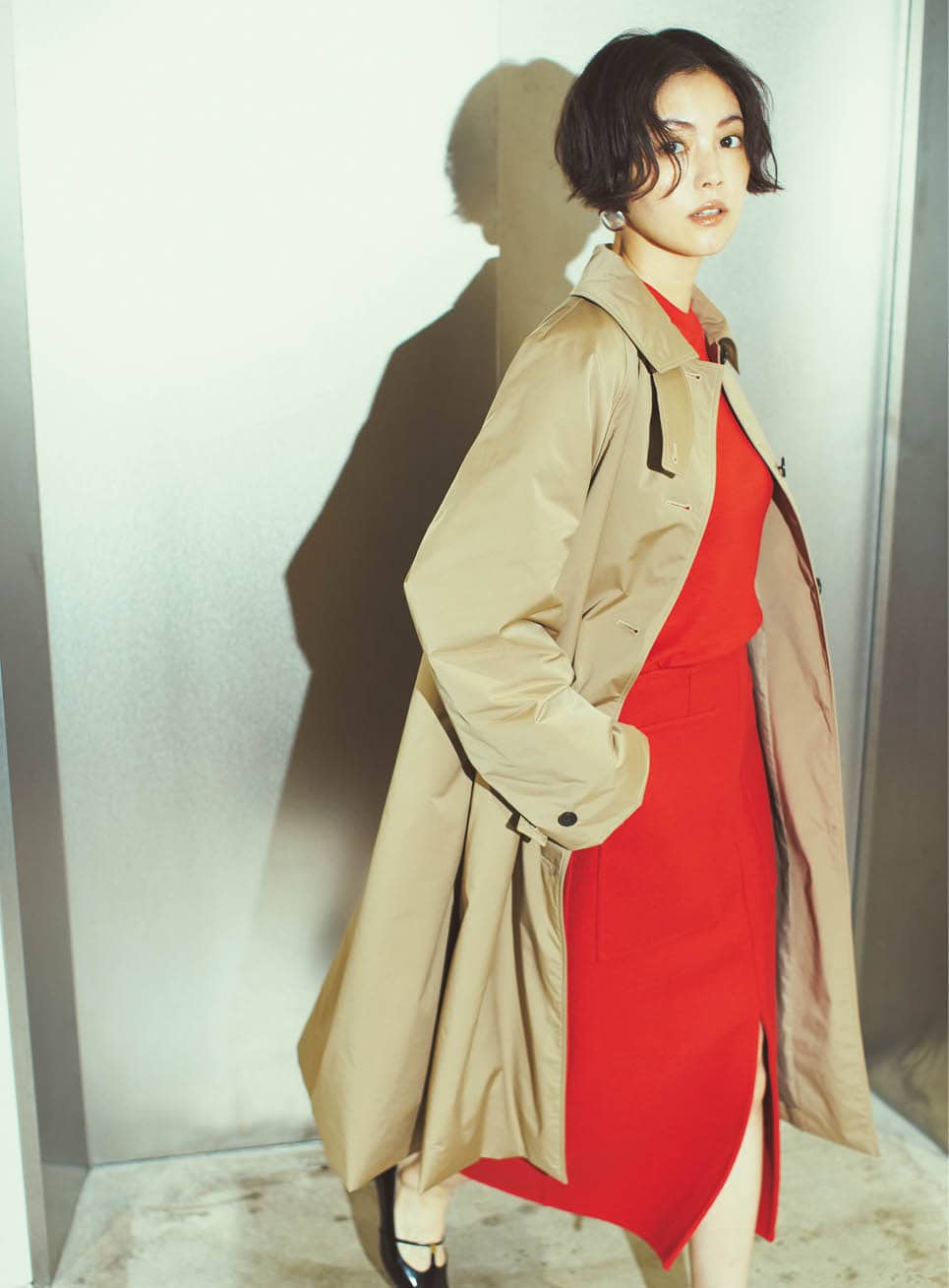 バルマカンコート¥64,900（サロン アダム エ ロペ）、カットソー¥26,400、スカート¥88,000（共にポステレガント）、シューズ¥17,600（ル タロン グリーズ／ル タロン グリーズ ルミネ新宿店）、ピアス¥52,800（カミーユ スロ／オブリオ）