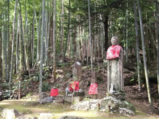 松本峠にあるお地蔵様。大きなお地蔵様は妖怪に間違えられて、鉄砲で打たれたという伝説も。