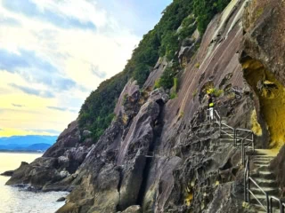 ダイナミックな岩肌に沿って配された遊歩道をアトラクション感覚で楽しめる。