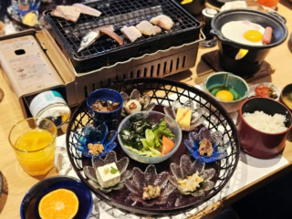 翌朝は熊野の干物を食べ放題の彩り豊かな健康朝食を! 干物を選び、自由に目の前のバーナーで焼くのも楽しい。