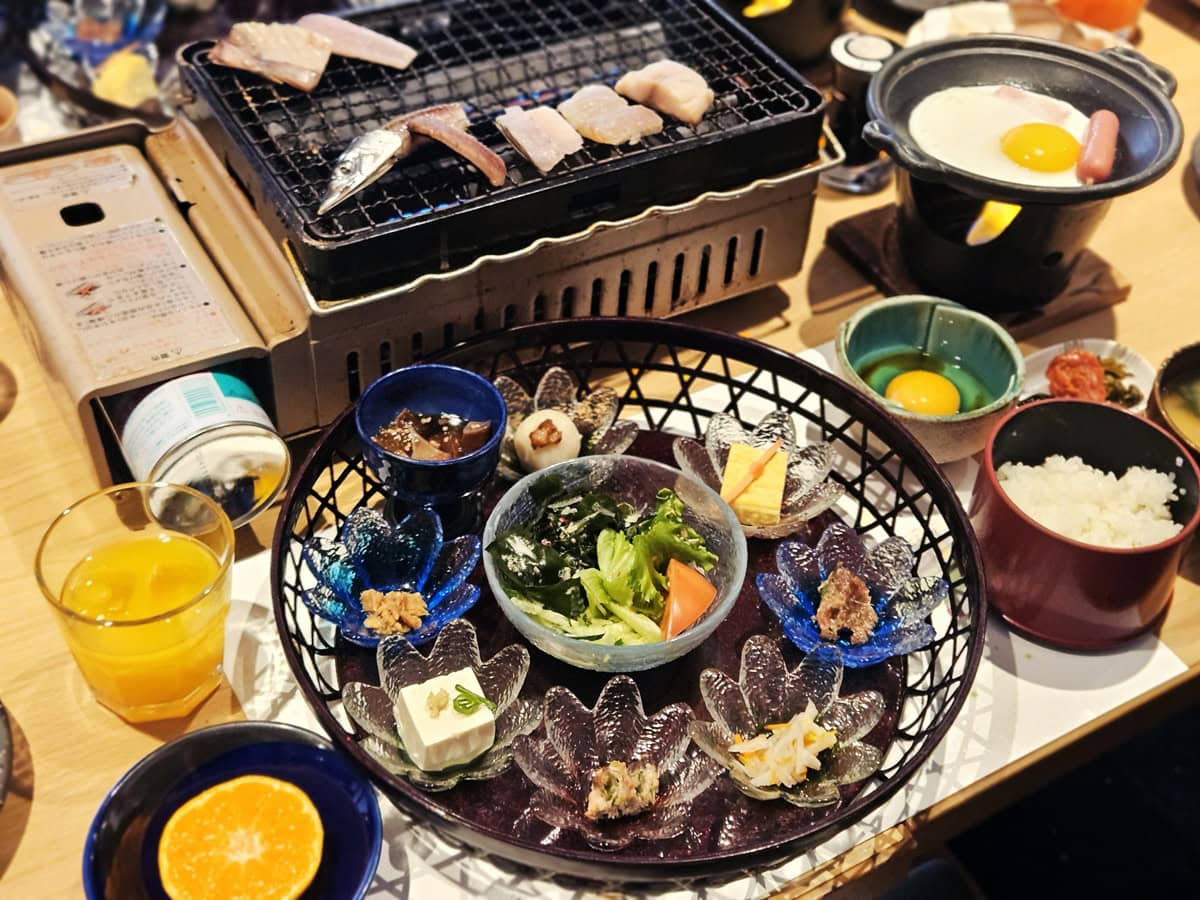 翌朝は熊野の干物を食べ放題の彩り豊かな健康朝食を！　干物を選び、自由に目の前のバーナーで焼くのも楽しい。