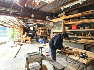 三反帆を作り続けて数十年の舟大工の匠・谷上嘉一さん。歴史ある寺社に奉納する舟も制作しているのだとか。