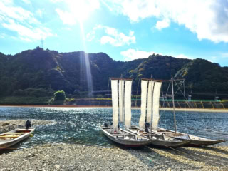 昔ながらの製法で作られる川船「三反帆」。