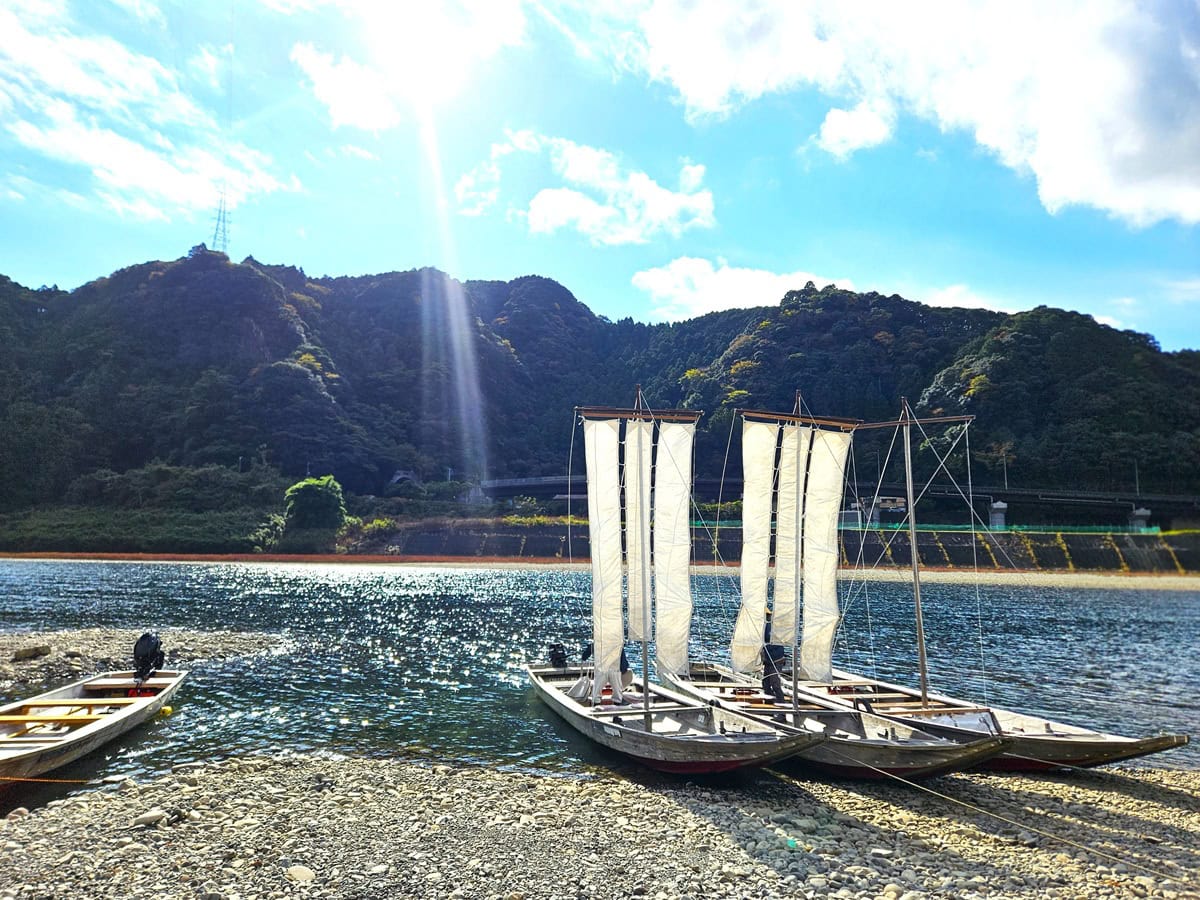 昔ながらの製法で作られる川船「三反帆」。