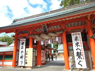 鮮やかな朱色の社殿が美しい!