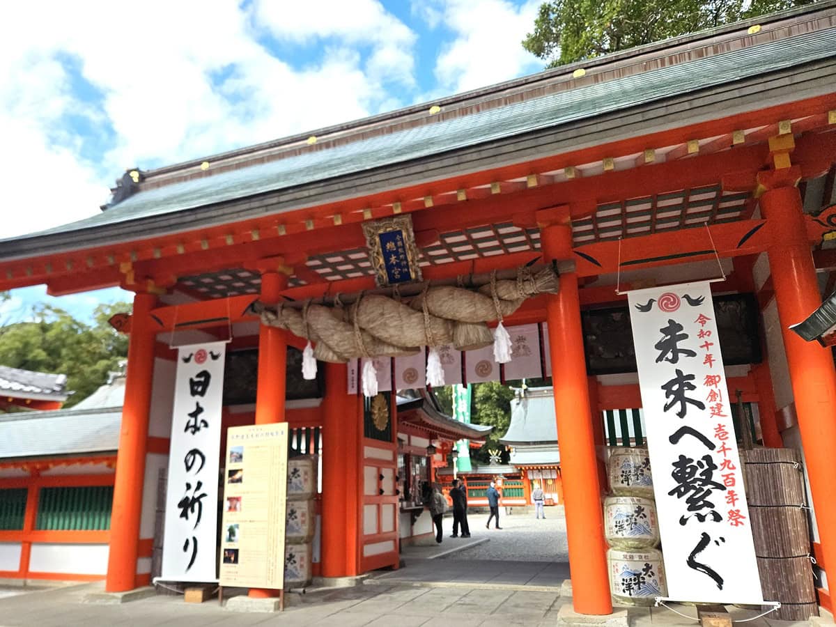 鮮やかな朱色の社殿が美しい！