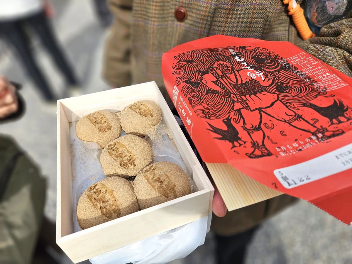 名物の「もうで餅」もぜひご賞味を。お餅であんを包み、玄米粉をかけたもの。　熊野の”素朴さ”　”暖かさ”　重厚さ”　をイメージした和菓子だそう。