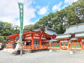 あでやかな朱色の社殿は、視覚的にもパワーチャージできそう!