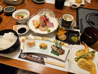 まずは地元の人気店「花のいわや亭」で昼食に「熊野三山定食」をいただいて腹ごしらえ。熊野近海魚のお造り、おいしかった!