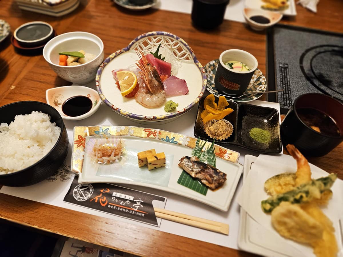 まずは地元の人気店「花のいわや亭」で昼食に「熊野三山定食」をいただいて腹ごしらえ。熊野近海魚のお造り、おいしかった！