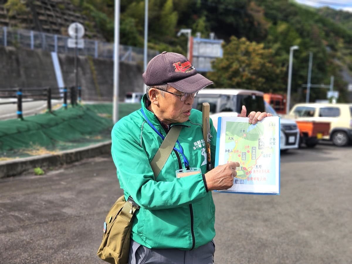 熊野古道・松本峠の語り部の西山さん。語り部歴13年、ユーモアあふれるトークで地元の魅力を伝えていくベテランさん。