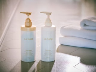 右から:ラサーナ プレミオール シャンプー 375mL ¥3,300、同 トリートメント 375g¥3,850※専用空ボトル¥495(全てヤマサキ)