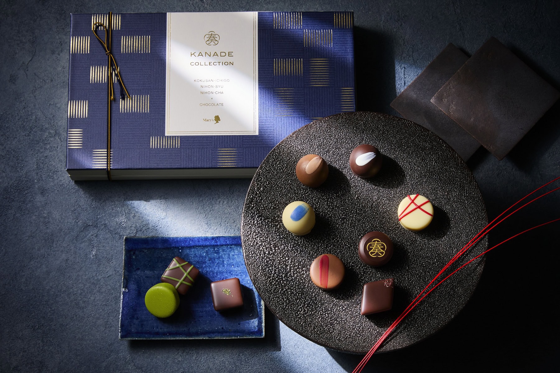 「奏 -KANADE-」シリーズの日本酒、日本茶、国産苺を楽しめるアソートボックス。奏コレクション 15 個入 ￥2,700※2026年1月上旬より全国百貨店・量販店の対象店舗で販売を予定