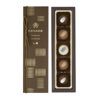 厳選された日本酒と合わせた3種類のトリュフを堪能できるセット。日本酒トリュフ 5 個入 ¥1,080※2026年1月上旬より全国百貨店・量販店の対象店舗で販売を予定