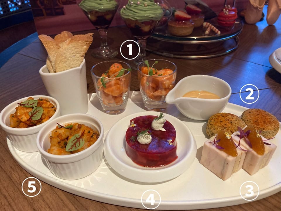 ①エビチリ風カクテル（中国）、②ファラフェル タヒーナソース（中東）、③フォワグラと鶏胸肉のミルフィーユ仕立て 金柑のマーマレードを添えて（フランス）、④ボルシチのアスピック（ロシア）、⑤タコとじゃがいものガリシア（スペイン）