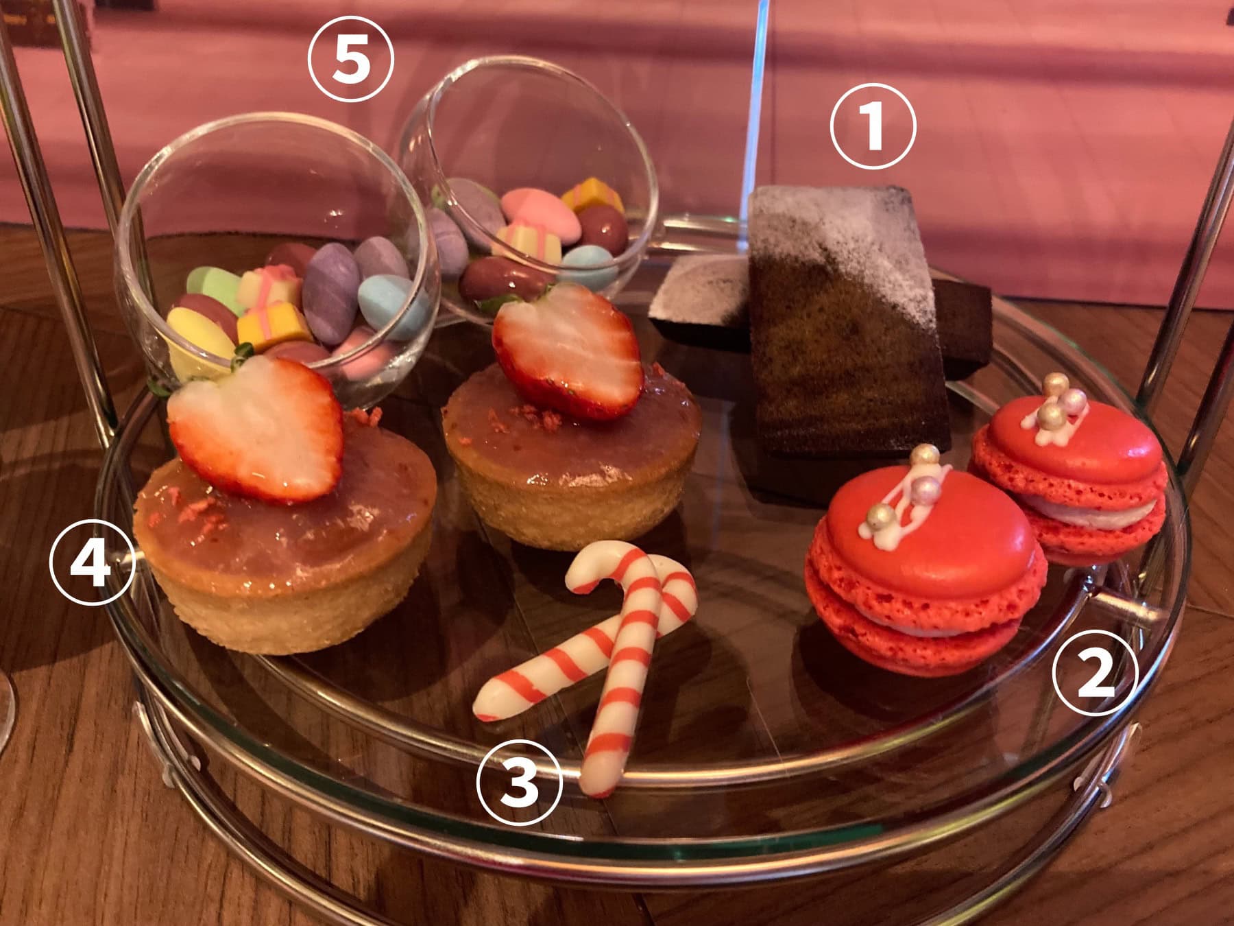 ①「お茶の踊り」のフィナンシェ、②クリスマスオーナメントのマカロン、③「トレパックの踊り」のキャンディケーン、④「ミルリトンの踊り」のタルト、⑤「金平糖の精」のドラジェ