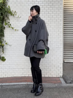 アウター¥63,800、バッグにつけたノベルティのリップホルダー ※条件あり、なくなり次第終了（共にノーブル）、バッグ¥35,200（ロリステッラ／全てNOBLE）、その他は全て本人私物