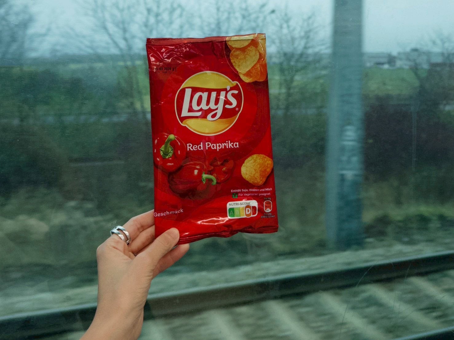 【連載】清水みさと「旅をせずにはいられない」vol.4 今年の旅を振り返る 欧州で販売されているパプリカ味のポテチ「Lay's Red Paprika」