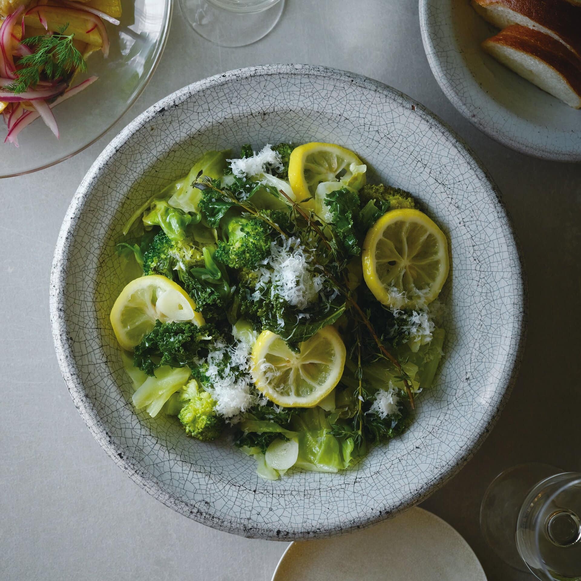 レモンのほろ苦さ、チーズのコク、にんにく、タイムの香りが調和することで野菜だけの料理をごちそうに格上げ！