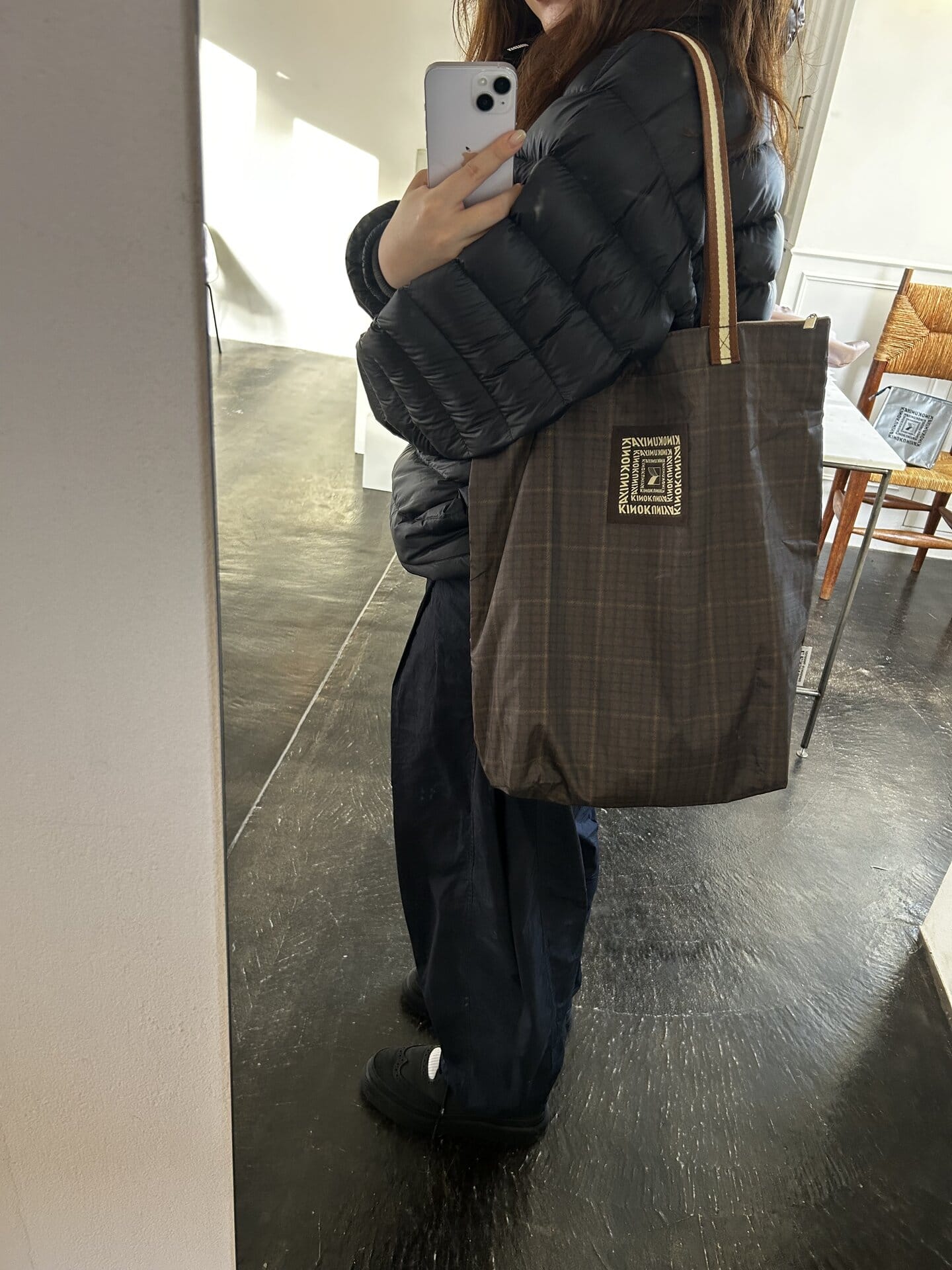 ダウンやかさばるアウターでも肩にかけられやすい長めのストラップです。