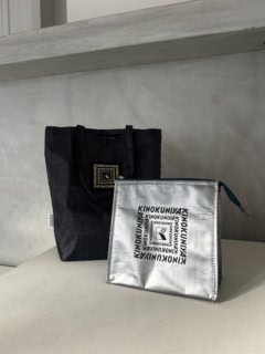 SIZE（約） ポーチ：H21.5×W21.5×D12㎝ バッグ：H35×W35［最大］×D13㎝