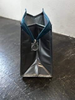 マチは広め。ビール缶が６本ぴったり収まります。