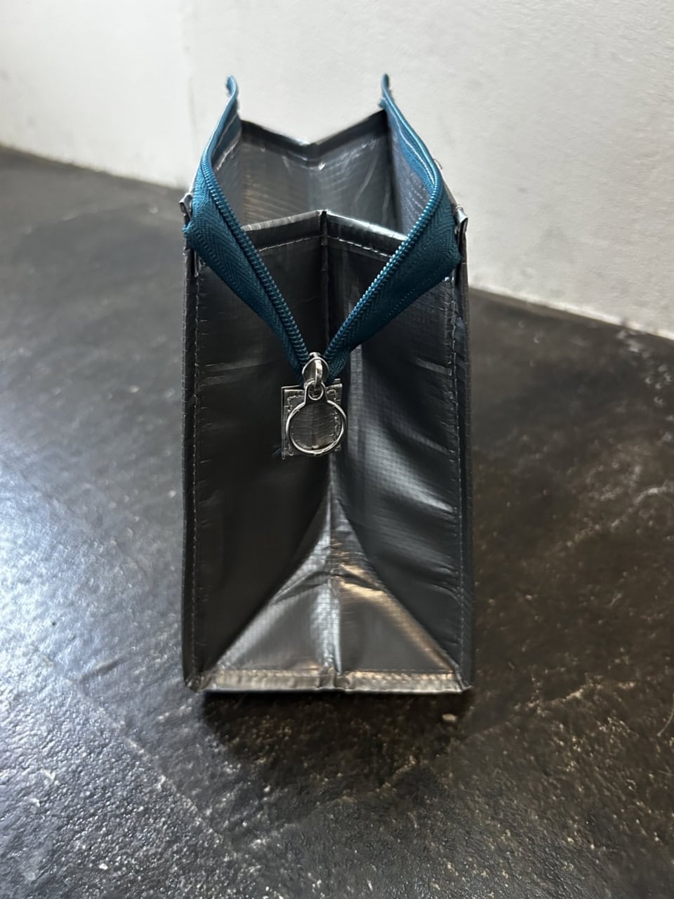 マチは広め。ビール缶が６本ぴったり収まります。