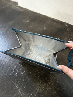 ポーチはしっかりとした厚みのある保冷・保温素材なので、長時間の持ち運びでも安心！