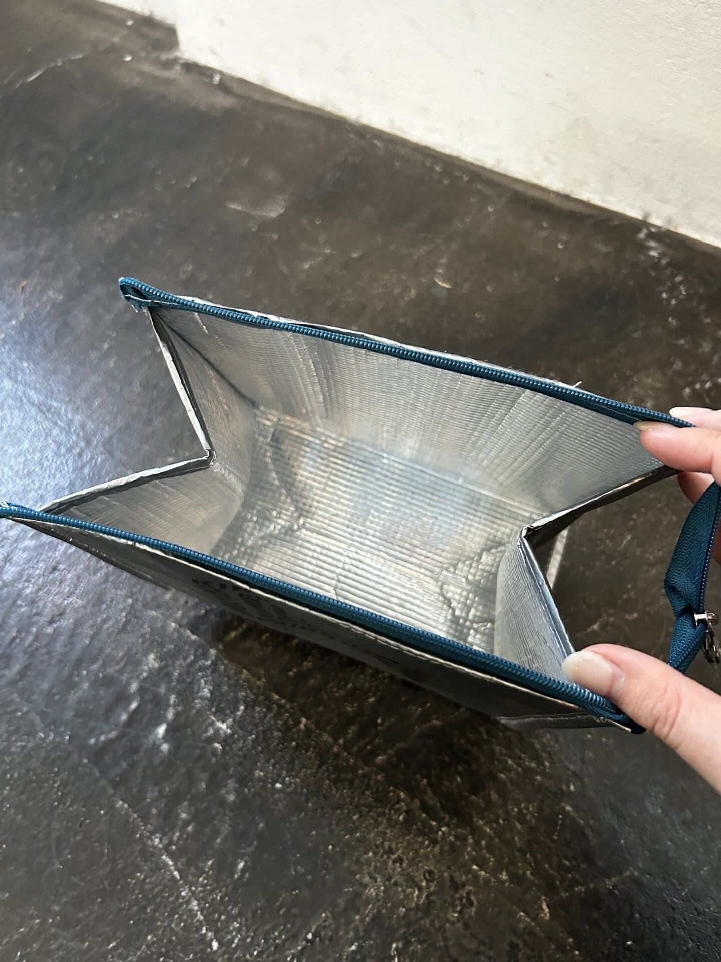 ポーチはしっかりとした厚みのある保冷・保温素材なので、長時間の持ち運びでも安心！