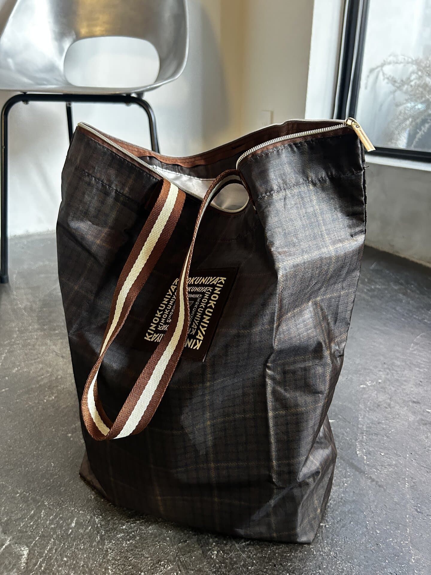 マチと高さがしっかりあるので、普段のスーパーでの買い物はこれひとつで十分。