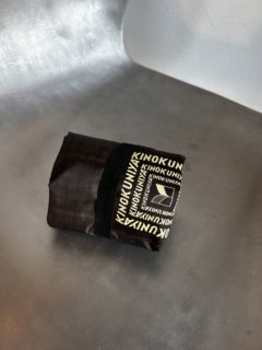 小さく折りたたんで持ち運びに！ ゴムが付いているので、コンパクトにまとめることができます。