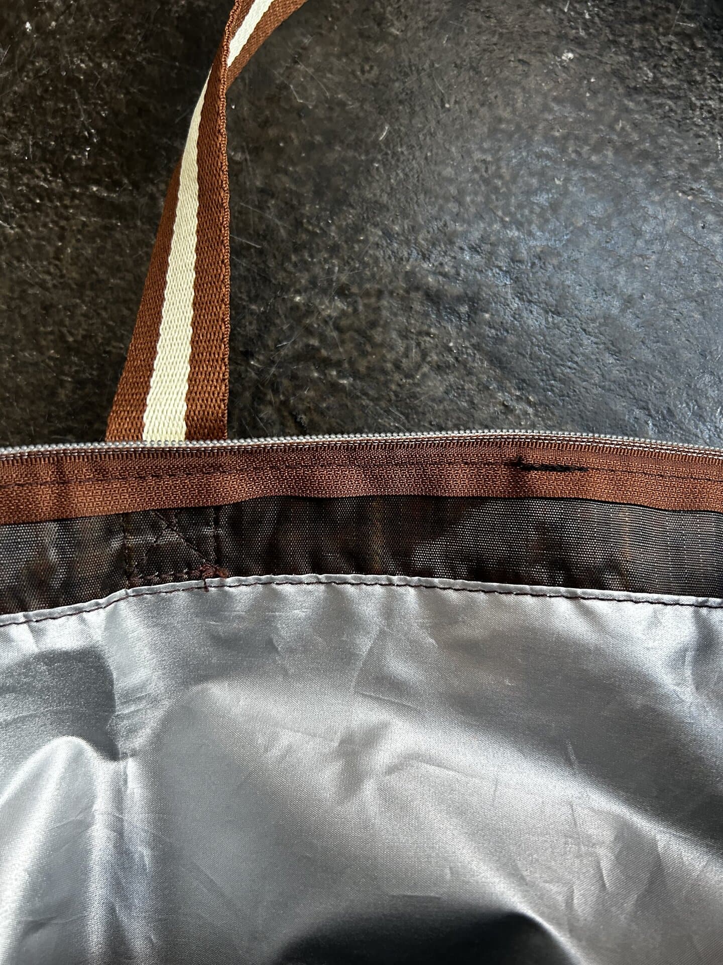 内側は薄手の保冷・保温素材。