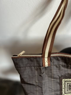 ハンドルとゴールドのチャックをポイントに、洒落感を演出。