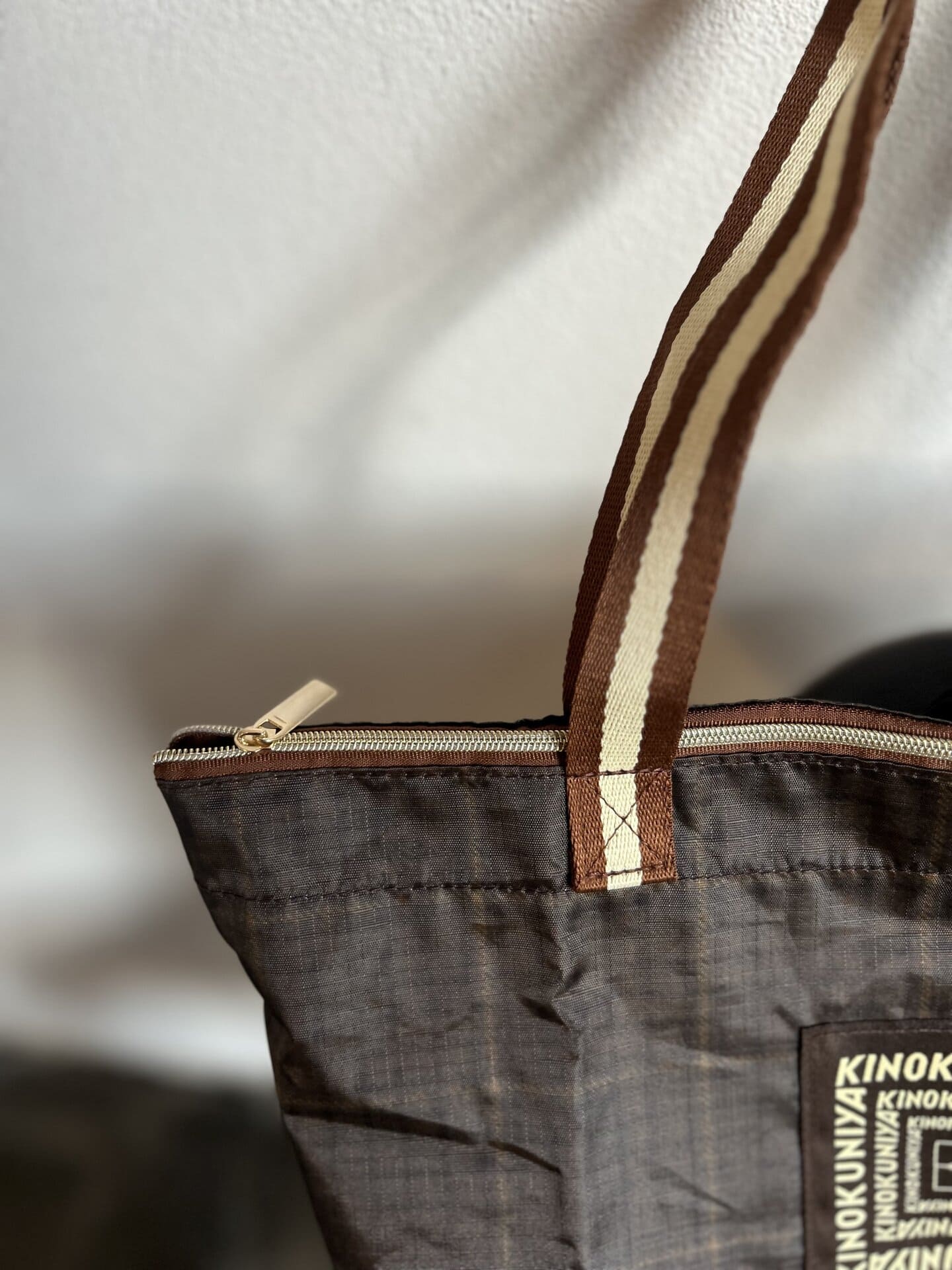 ハンドルとゴールドのチャックをポイントに、洒落感を演出。