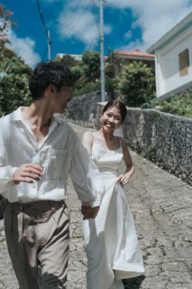 沖縄らしい石畳の町並みで思い出の1枚を。