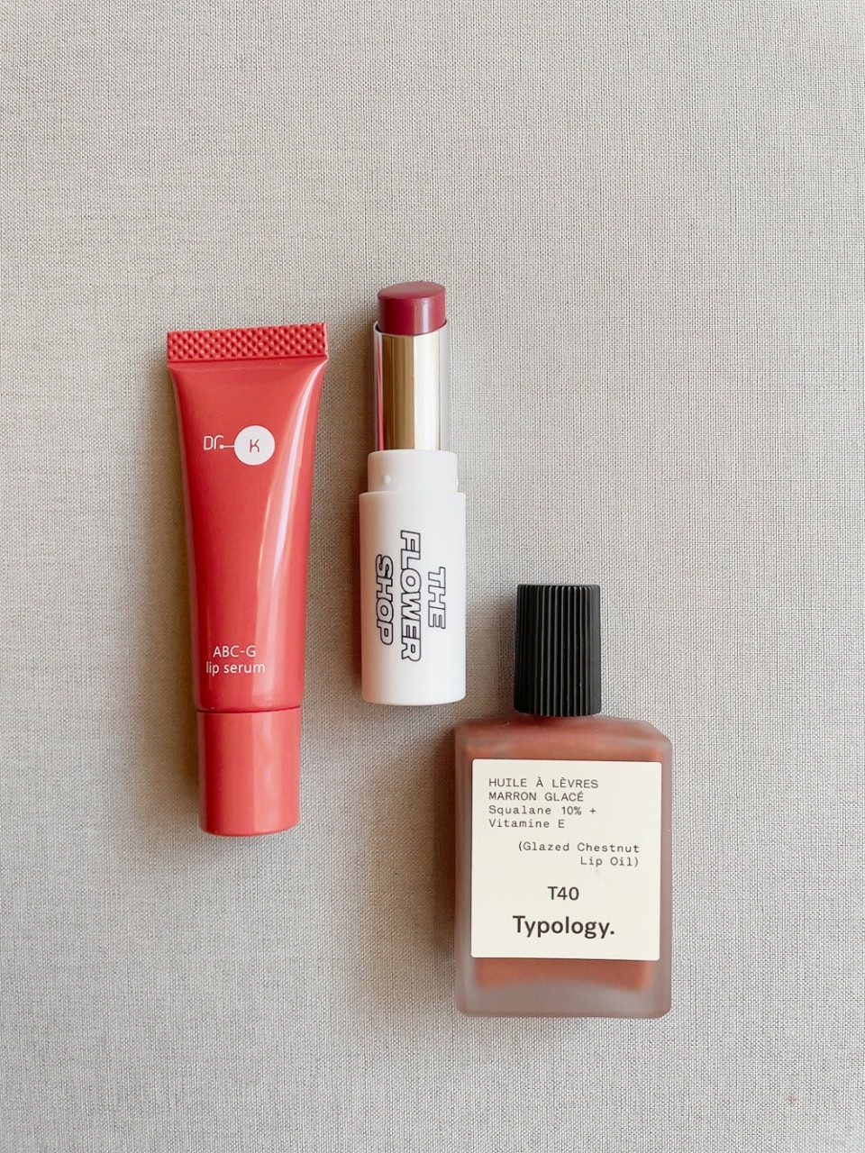 ノールックでさっとまとって「ケア」も「洒落感」も叶う【冬の乾燥唇に効く色づきリップ】３選